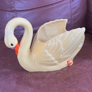 Brush Pottery USA 681 Swan Planter